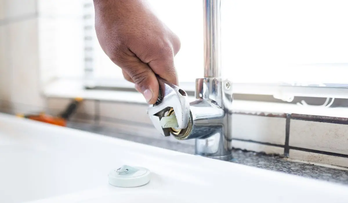 Expert plumbers for leaky faucet repairs